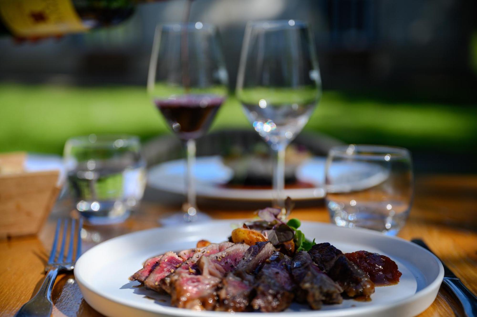 Pey La Tour - Logis Hotels & Restaurant Salleboeuf ภายนอก รูปภาพ